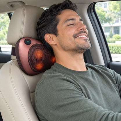 Hombre relajado con la almohada en el asiento del carro
