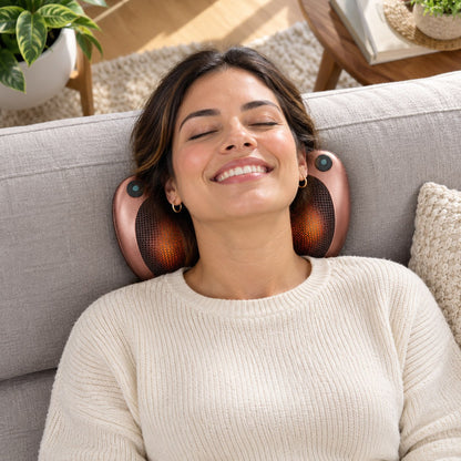 Mujer feliz usando la almohada en el cuello en el sofá