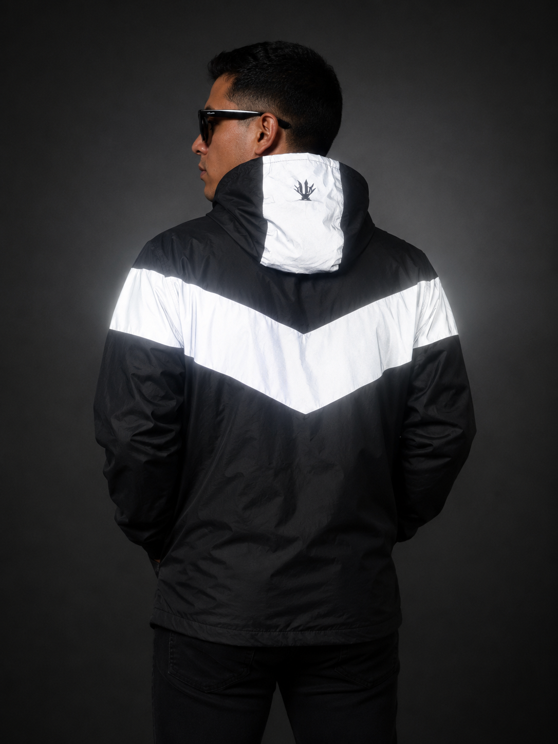 Chaqueta reflectiva Chevron negra de frente