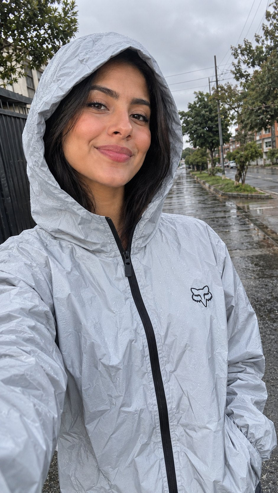 Chaqueta gris reflectiva con capucha