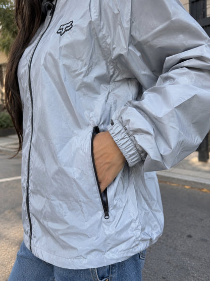 Detalle del bolsillo de la chaqueta gris